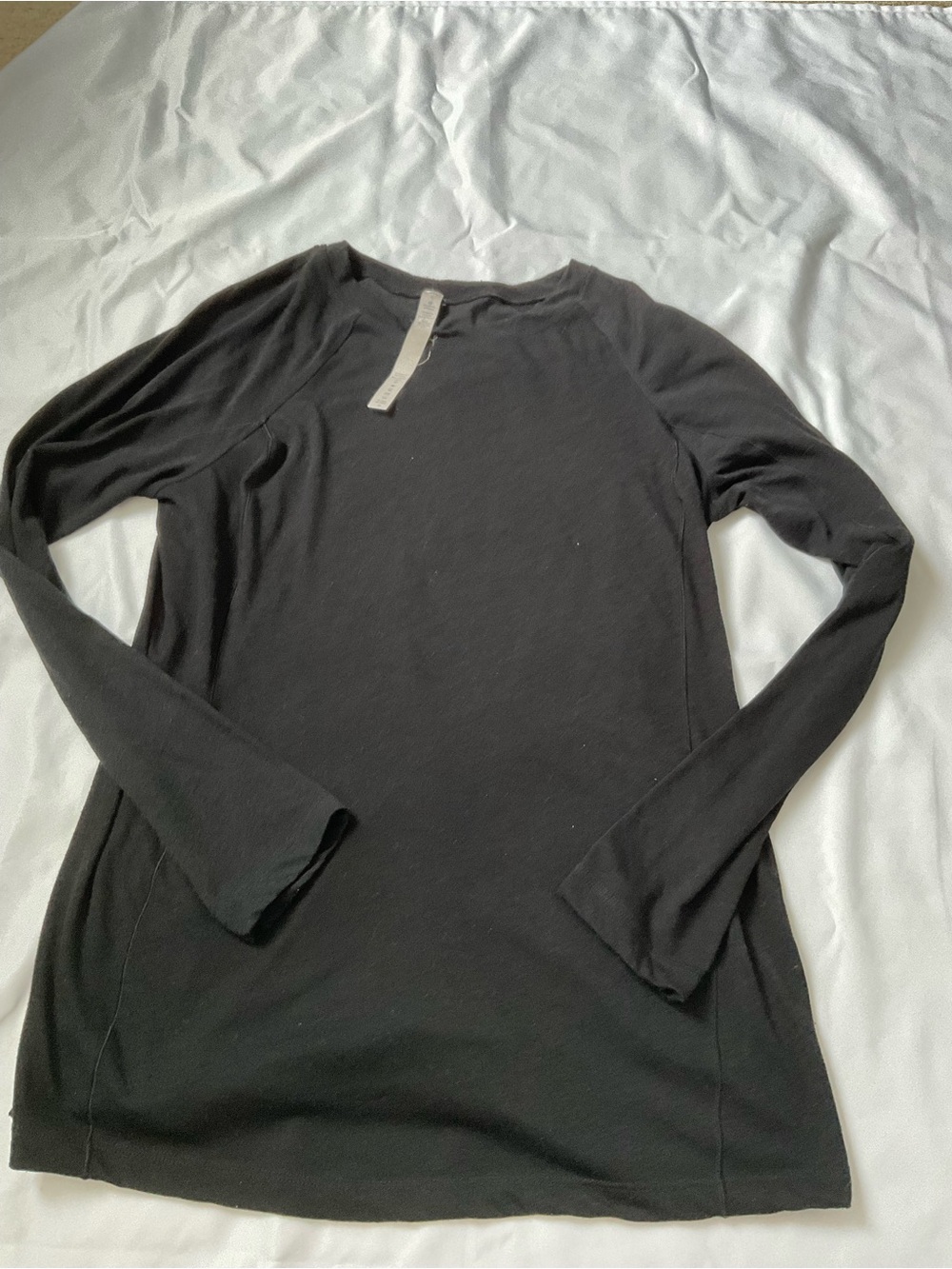 Lululemon Black Long-Sleeve Women's Breeze top Shirt size 6